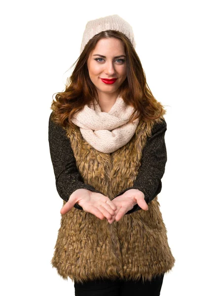 Bir şey tutan kış kıyafetleri ile kız — Stok fotoğraf