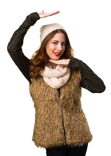 Onun yüzünü odaklanarak kış kıyafetleri ile kız