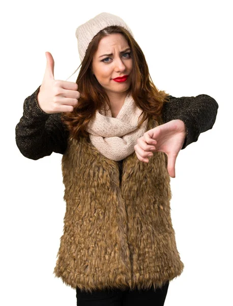 İyi-kötü işaret yapma kış kıyafetleri ile kız