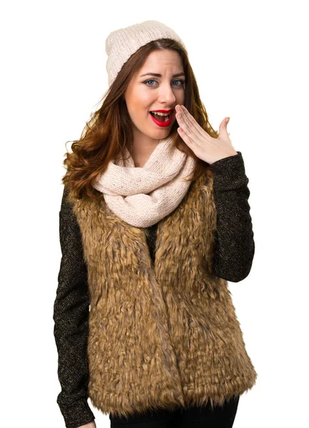 Ragazza con vestiti invernali fare gesto a sorpresa — Foto Stock