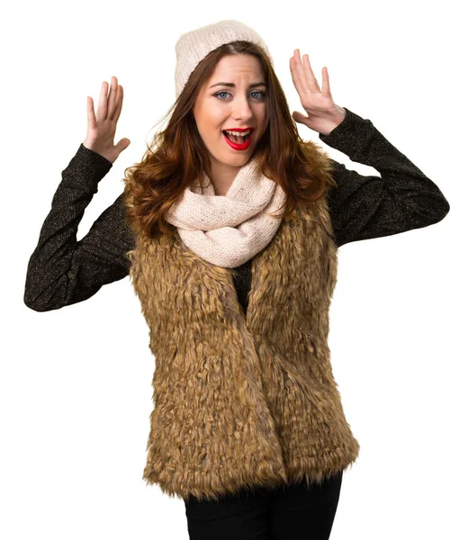 Mädchen mit Winterkleidung macht Überraschungsgeste — Stockfoto