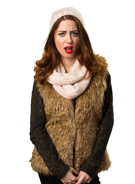 Mädchen mit Winterkleidung macht Überraschungsgeste — Stockfoto