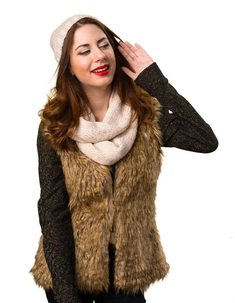 Dívka s zimní oblečení něco poslech — Stock fotografie