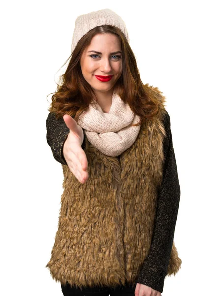 Bir anlaşma yapmadan kış kıyafetleri ile kız