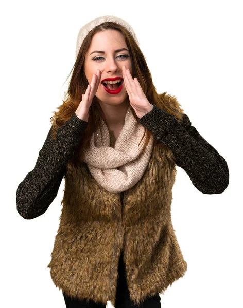 Bağırarak kış kıyafetleri ile kız