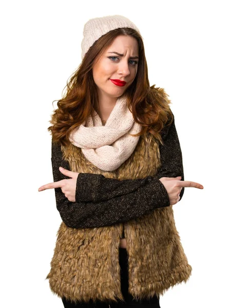 Şüpheleri laterallerin işaret kış kıyafetleri ile kız — Stok fotoğraf