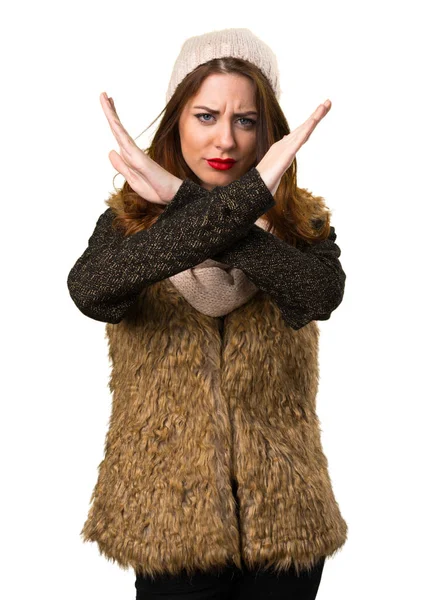 Meisje met winter kleding geen gebaar maken — Stockfoto