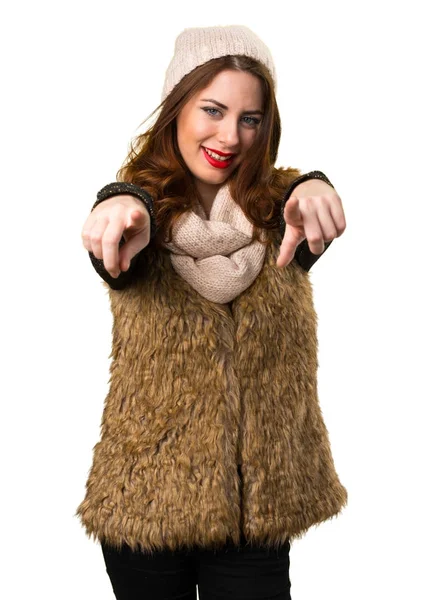 Chica con ropa de invierno apuntando al frente — Foto de Stock