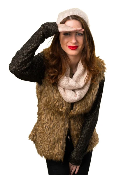 Bir şeyler gösteriyor kış kıyafetleri ile kız