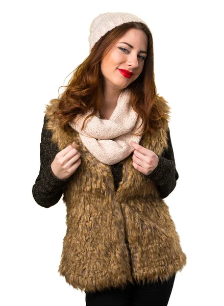 Dívka s zimní oblečení na sebe pyšný — Stock fotografie