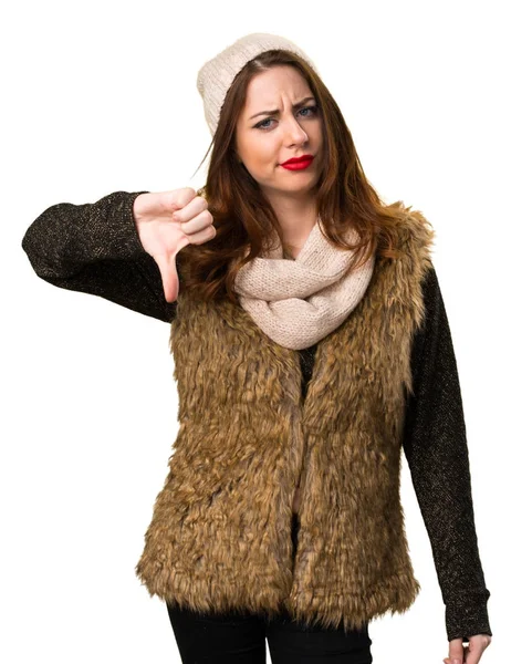Menina com roupas de inverno fazendo mau sinal — Fotografia de Stock