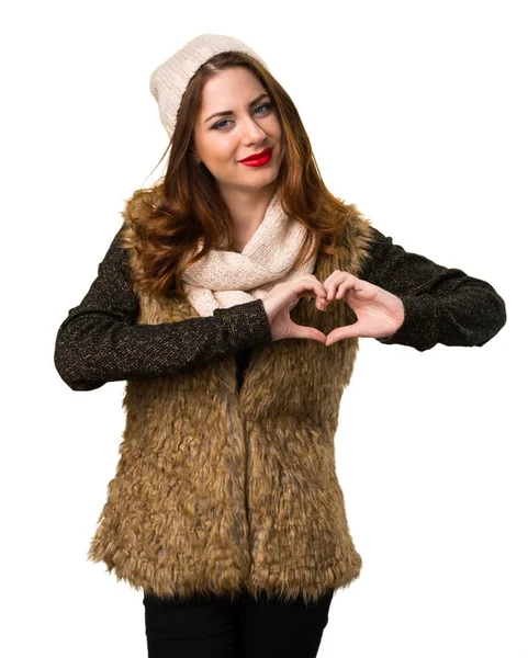 Dziewczyna z zimowych ubrań co serce z jej ręce — Zdjęcie stockowe