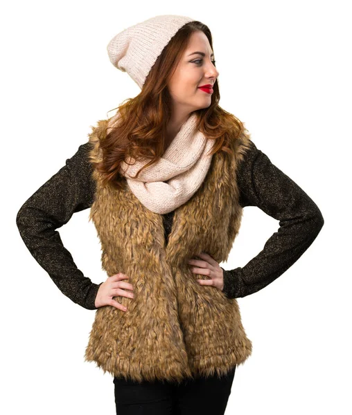 Chica con ropa de invierno mirando lateral — Foto de Stock