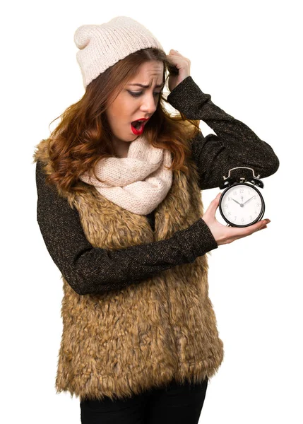 Девушка в зимней одежде держит винтажные часы — стоковое фото