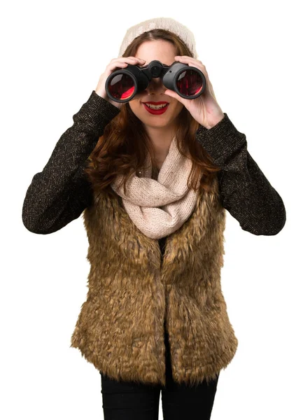 Meisje met winter kleding met een verrekijker — Stockfoto