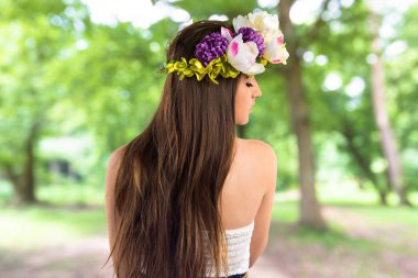 Çiçeklerin taç kadınla modeli