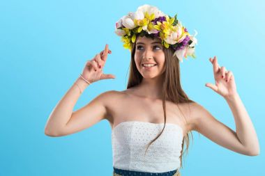 Taç kapısı parmaklarını çiçeklerle kızla