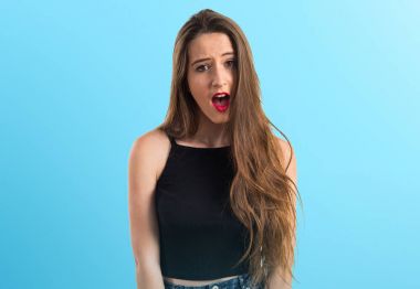 genç kız bağırarak