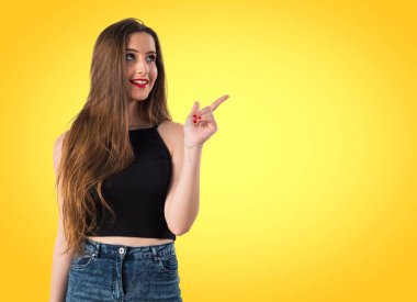 genç kız yukarı dönük