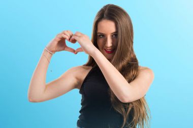 Genç kız elleri ile bir kalp yapma