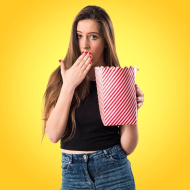 Genç kız popcorns yeme