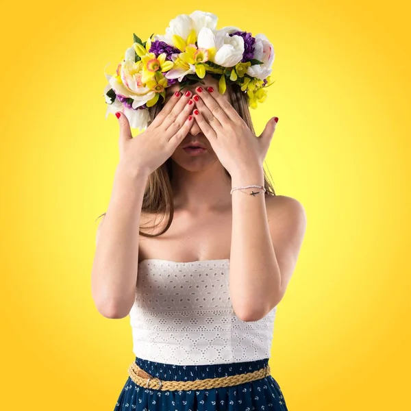 A koronát a virágok, amely a szemét a lány — Stock Fotó