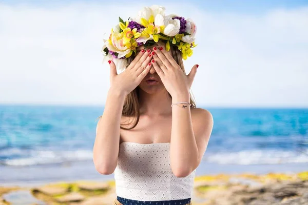 Chica con corona de flores cubriendo sus ojos —  Fotos de Stock