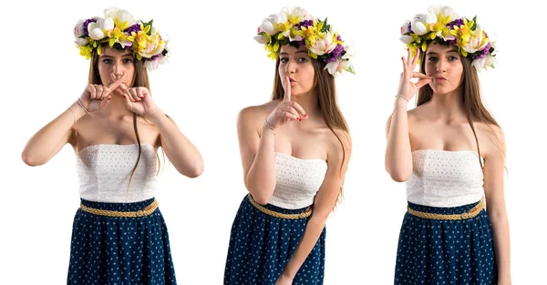 Mädchen mit Blumenkrone macht Schweigegeste — Stockfoto