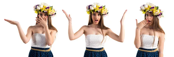 Chica con corona de flores haciendo gesto sorpresa — Foto de Stock