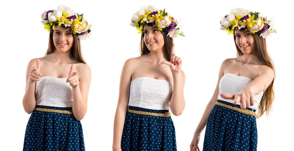 Chica con corona de flores apuntando hacia arriba — Foto de Stock