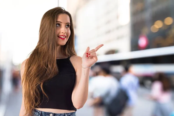 Young girl pointing up — Stock Photo, Image