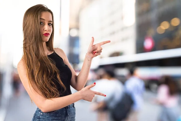 Young girl pointing to the lateral — Stock Photo, Image