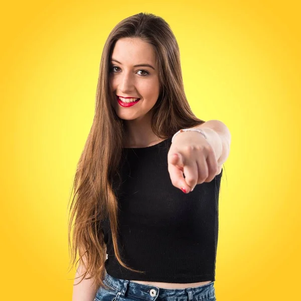 Menina jovem apontando para a frente — Fotografia de Stock