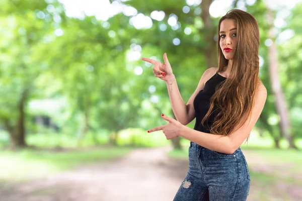 Young girl pointing to the lateral — Stock Photo, Image