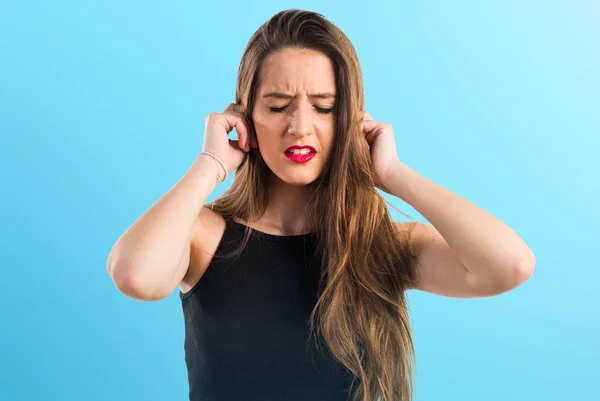 Chica joven cubriéndose los oídos —  Fotos de Stock