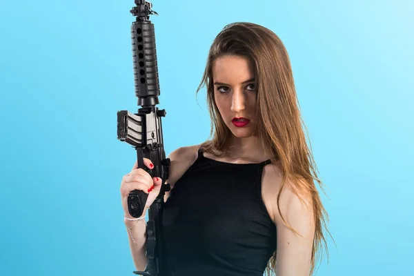 Bir tüfek tutan genç kız — Stok fotoğraf
