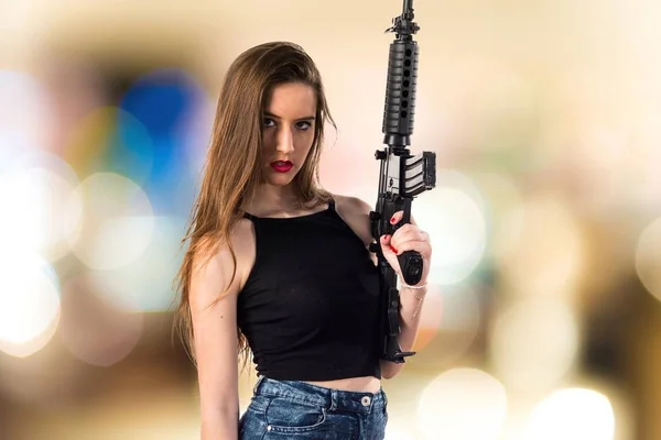 Young girl holding a rifle — Stock Photo, Image