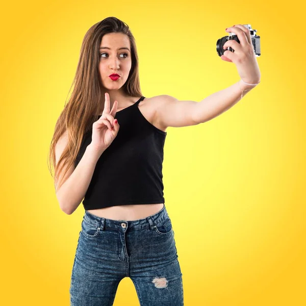 Chica joven haciendo una selfie —  Fotos de Stock