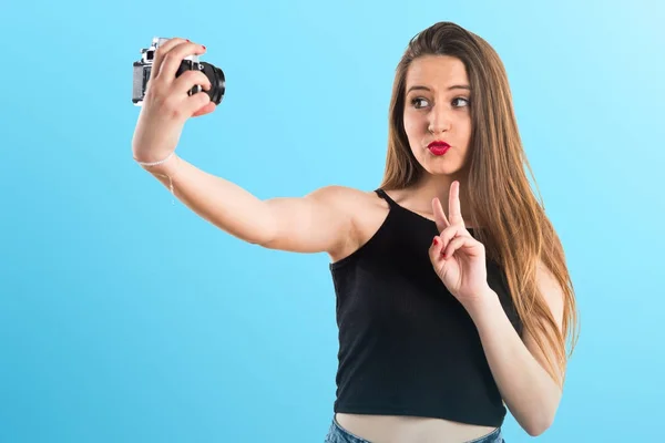 Menina fazendo uma selfie — Fotografia de Stock