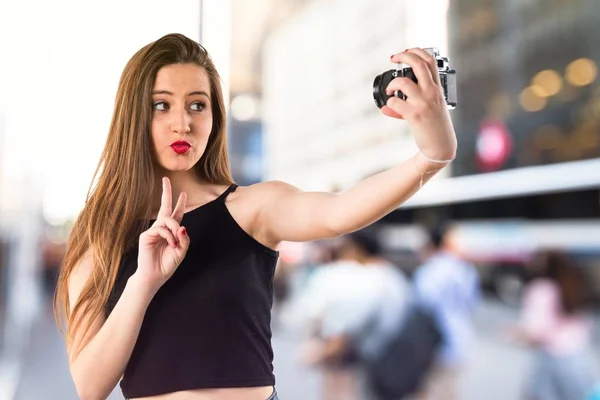 Chica joven haciendo una selfie —  Fotos de Stock