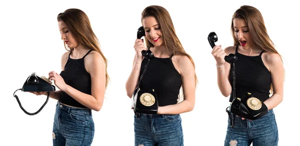 Menina jovem falando com o telefone vintage — Fotografia de Stock