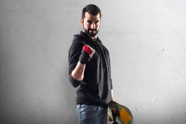 Kaykay ile şanslı adam