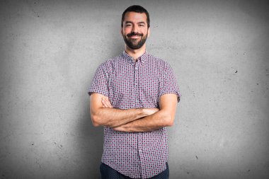 yakışıklı adam kollarını ile geçti