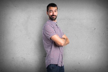 yakışıklı adam kollarını ile geçti