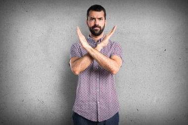 Hiçbir hareketi yapan yakışıklı erkek