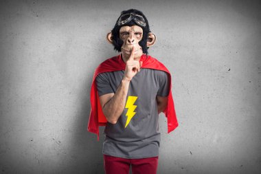 Süper kahraman maymun adam sessizlik jest yapma