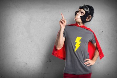 Süper kahraman maymun adam yukarı dönük