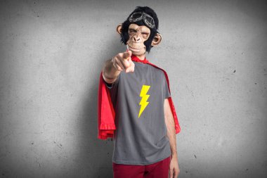 Süper kahraman maymun adam önüne işaret