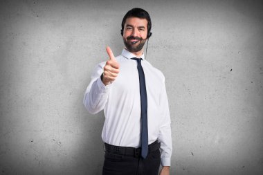 Başparmak ile bir kulaklık ile genç adam