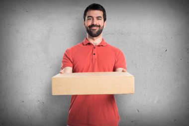Yakışıklı adam holding kutuları